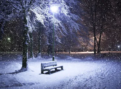 Пушистые хлопья снега в вечернем освещении: масштаб красоты природы