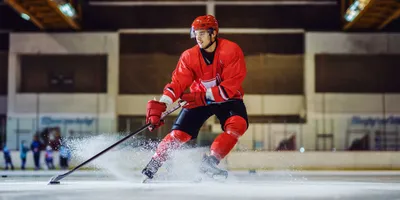 Для Юсуфа хоккей - это новый мир, где он учится держаться на льду и  осваивает правила игры - Федерация адаптивного хоккея