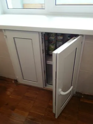 Холодильник под окном фото фотографии