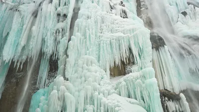 Способ зимой снег и река течет покрытыми до озера Хорватия Plitvice  Стоковое Фото - изображение насчитывающей волшебство, естественно: 186286402