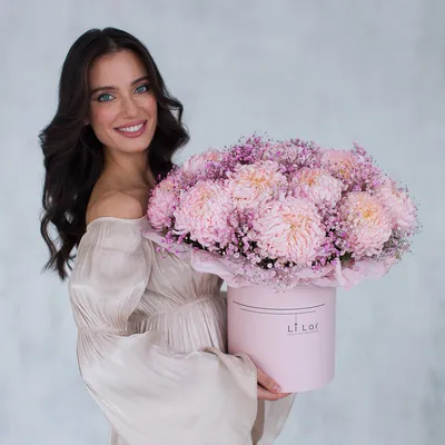Хризантемы в коробке, купить цветы в Киеве с доставкой, Лепестки