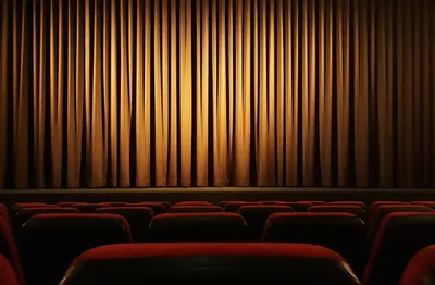 темный кинотеатр с синими сиденьями, пустой кинотеатр, Hd фотография фото,  мебель фон картинки и Фото для бесплатной загрузки