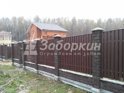 Забор из евроштакетника с кирпичными столбами - цены на установку заборов в  Москве - Заборкин