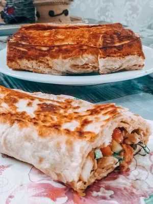 Шаурма с красной рыбой и пекинской капустой: рецепт - Лайфхакер
