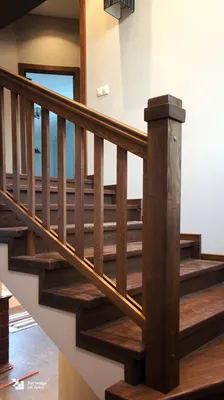 Классическая разворотная лестница с забежными ступенями | Лестницы от души