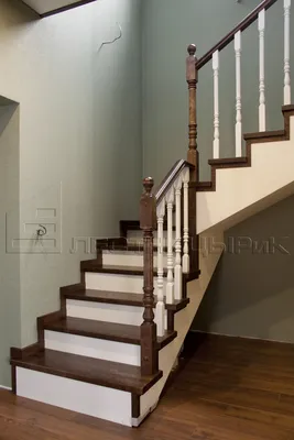 Фото интерьера лестницы в классическом стиле Фото интерьера лестничного  холла в классическом стиле