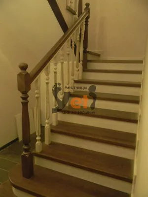 лестница с классическим перилом в квартире Стоковое Изображение -  изображение насчитывающей витиеватый, часть: 218726547