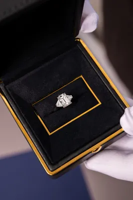 Кольцо GRAFF Platinum White Emerald Cut Diamond Promise Ring 2.42 ct GR  (30470) купить в Москве, выгодная цена - ломбард на Кутузовском