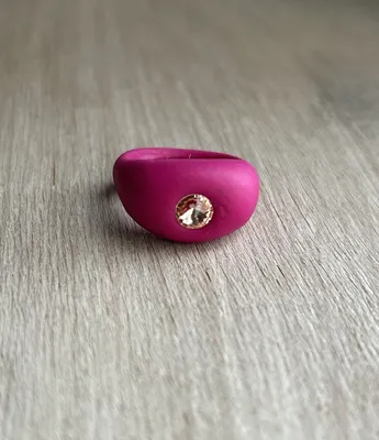 Женское кольцо цвета маджента ручной работы из полимерной глины со стразом  в магазине «Rrrings!» на Ламбада-маркете