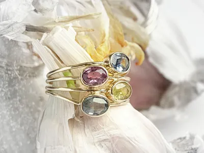 Женское дизайнерское кольцо с цветами в центре и камнями купить от 5548 грн  | EliteGold.ua