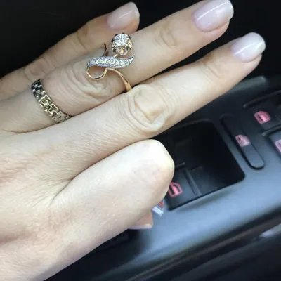 Великолепное кольцо с центральным бриллиантом весом 0.50 карата и россыпью  бриллиантов в белом золоте от @l… | Кольцо с бриллиантом, Бриллианты,  Ювелирные украшения