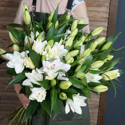 51 белая лилия в корзине, артикул F1215253 - 49700 рублей, доставка по  городу. Flawery - доставка цветов в