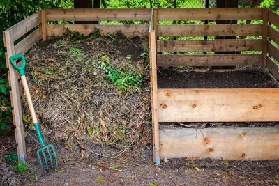 Садовый компост - это просто: как сделать органическое удобрение из дачных  отходов, способы компостирования