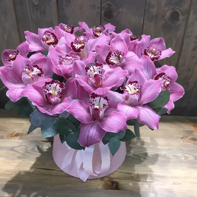 Композиция в коробке с розами, орхидеями, эустомой и декоративной зеленью  купить в Твери по цене 2460 рублей | Камелия
