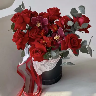 Композиция с орхидеями и красными розами в шляпной коробке