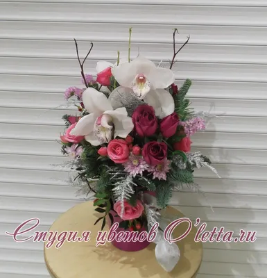 Композиция с розами и бело-розовыми орхидеями - Цветочный блюз