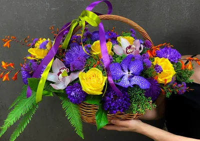 Яркая композиция в фирменной коробочке с антуриумом и орхидеями - купить с  доставкой от ElitBuket