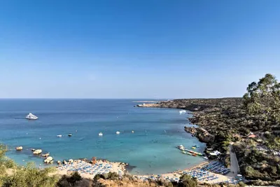 АЙЯ-НАПА, КИПР - 18 августа 2017 года: Пляж Коннос, один из самых  живописных пляжей Кипра . – Стоковое редакционное фото © KirillM #172370170