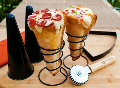 Comida rápida,especialistas en la preparación de pizzas en cono