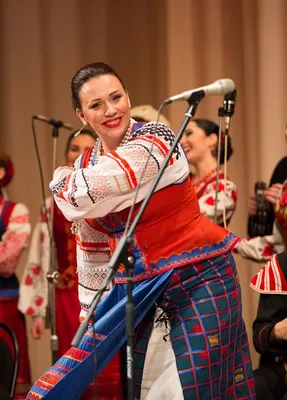 Дама нося традиционный костюм выполняет музыку с Khuur Morin - национальным  музыкальным инструментом в Улан-Баторе, Монголии Редакционное Стоковое  Изображение - изображение насчитывающей тип, носить: 129736009