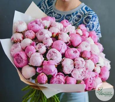 Охапка королевских пионов купить с доставкой в Томске