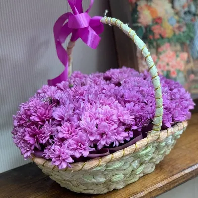 Купить корзину с розовыми хризантемами | VIAFLOR