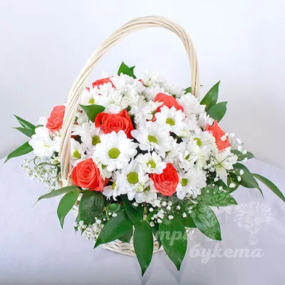 Ритуальная корзина из живых цветов 30 красных роз, 30 белых хризантем и  ирисы от 13 400 руб - купить по выгодной цене в Москве