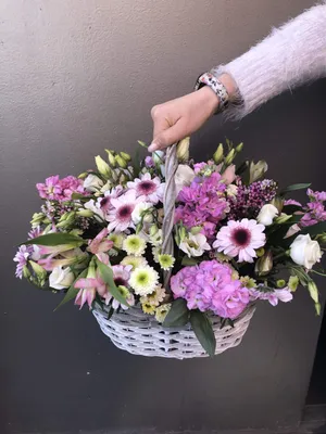 Купить корзину цветов с белыми хризантемами в Благовещенске