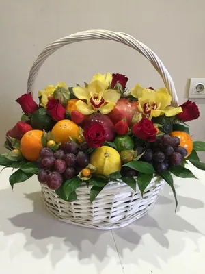 Корзина с фруктами и цветами в подарок, 40 см-купить фруктовую корзину с  цветами в Москве по цене 15388 руб в магазине «Rubukety.ru»