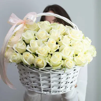 Корзина из 59 белых розы купить с доставкой по Краснодару