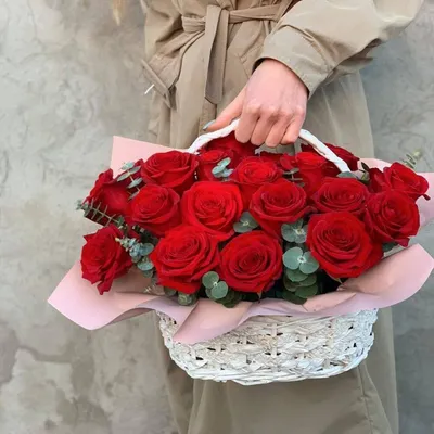 Корзина из 25 роз с эвкалиптом