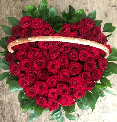 Корзина из 51 белой и красной розы за 7848р. Позиция № 426