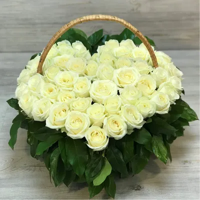 Ритуальная корзина из живых цветов 30 красных роз и папоротника от 6 900  руб - купить по выгодной цене в Москве