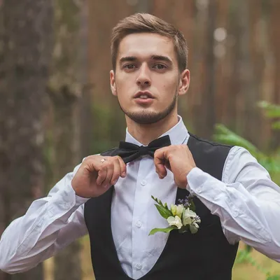 Один из двух: как выбрать актуальный мужской костюм на свадьбу