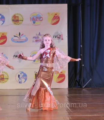 File:Russian folklore Russian dances and kokoshnik русские танцы и русские  костюмы кокошник.jpg - Wikipedia