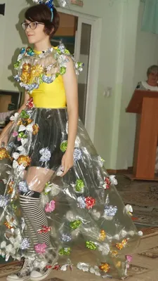 Девочка мастерски пародирует звёзд, надевая платья, сделанные из подручных  материалов