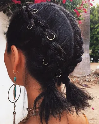 косы на короткие волосы | Peinados media cola, Cola con trenza, Peinados  sencillos con trenzas