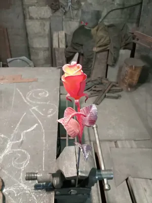 Садовые кованые розы на подставке КЦ-182: купить в Москве, фото, цены