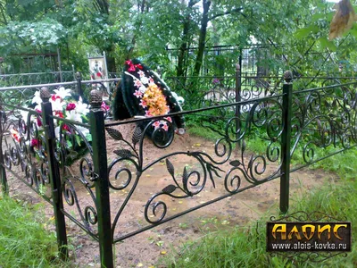 Красивые кованые ограды с рисунком на могилу на кладбище в Чехове
