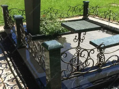 Кованая ограда на могилу с гранитными столбами с нотами