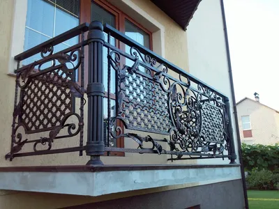 ᐈ Кованые массивные перила для балкона загородного дома