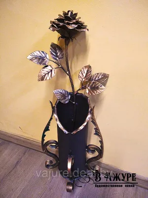 Кованая вазочка ритуальная,подставка кованая под бутылку для живых цветов