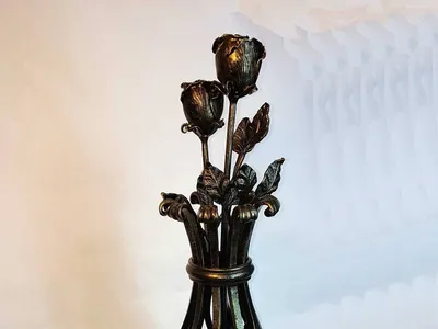 Ритуальные вазы с ножками из металла фото цена | Каталог кованых каркасных  ваз на могилу с установкой 2024 | «МАСТЕР КАМНЯ»