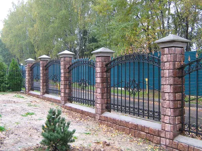 Кованый забор для участка с фонарями на столбах