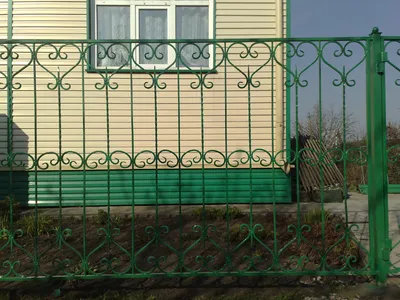 Красивый забор с кованой решеткой навершием Артикул № КЗ-078