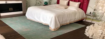 Как правильно расположить ковер на полу в интерьере спальне