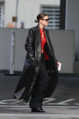 Этой весной носите черный кожаный плащ, как Хейли Бибер и Джулия Фокс |  Vogue Russia