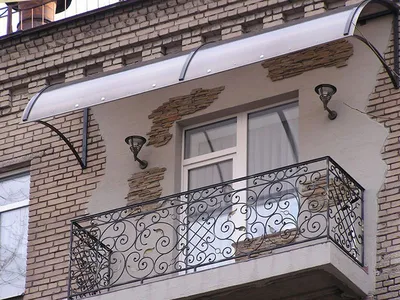 Козырёк над балконом из стекла под ключ, стеклянные козырьки над балконом
