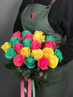 Свежие радужные розы Mondial с крупным бутоном в Красноярске