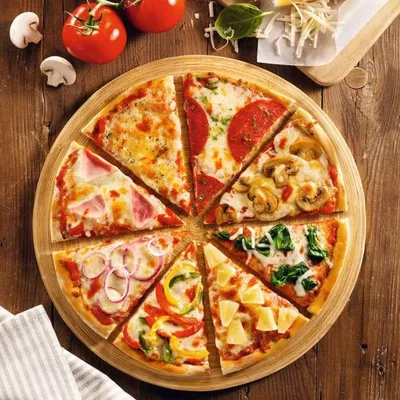 Очень красивая пицца Veggie с толстой ледяной корой Стоковое Изображение -  изображение насчитывающей тесто, упаковывать: 174402069